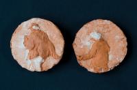 Wendelien Schönfeld - Houten Beeldjes, 04 -- Mantelzorger, penning chamotte met acryl 2024, h 10 cm></a></td> <td width=