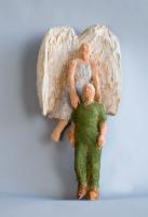 Wendelien Schönfeld - Houten Beeldjes, 05 -- Beschermengel, lindehout gepolychromeerd, 2022, h 60 cm></a></td> <td width=